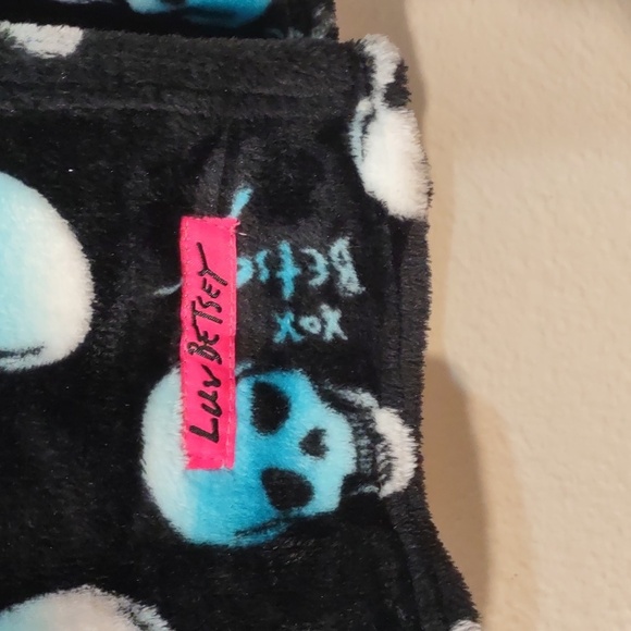 HALLOWEEN OMBRE BLUE SKULL ULTRA PLUSH THROW LUV BETSEY BY BETSEY JOHNSON - Picture 6 of 10